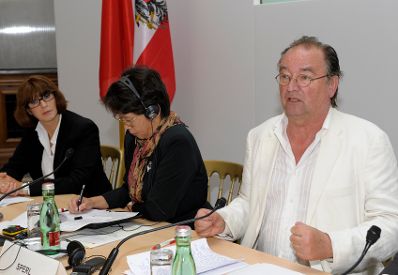 Am 14. September 2011 fand das Mediensymposium &Ouml;sterreich-China in Wien statt. Im Bild (v.l.n.r.) Margaretha Kopeinig (Moderation), Zhou Hong (Europa-Institut der chinesischen Akademie), Gerfried Sperl (International Press Institute).