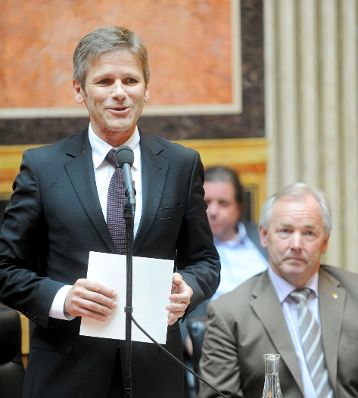 Am 21. Juli 2011 wurde die Novelle zum Volksgruppengesetz vom Bundesrat beschlossen. Im Bild Staatssekret&auml;r Josef Ostermayer (l.) bei seiner Rede im Parlament und K&auml;rntens Landeshauptmann Gerhard D&ouml;rfler (r.).
