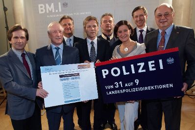 Am 17. November 2011 &quot;Verwaltungsreform - Bundessicherheitsbeh&ouml;rden NEU&quot; (v.l.n.r.) Franz Einzinger, G&uuml;nter K&ouml;&szlig;l, Hermann Feiner, Staatssekret&auml;r Josef Ostermayer, Herbert Anderl, Bundesministerin f&uuml;r Inneres Johanna Mikl-Leitner, Mathias Vogl, Otto Pendl.