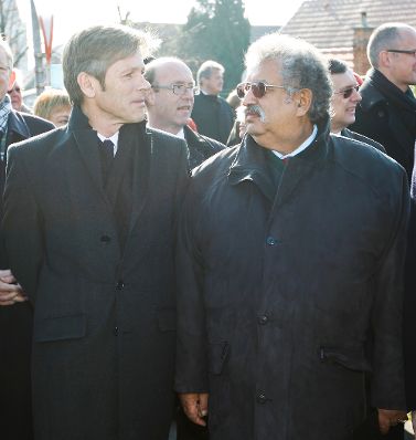 Am 12. November 2011 sprach der Staatssekret&auml;r bei der Roma Gedenkveranstaltung in Lackenbach. Im Bild Staatssekret&auml;r Josef Ostermayer (l.) mit dem Obmann des Kulturvereins &Ouml;sterreichischer Roma Rudolf Sark&ouml;zi (r.).