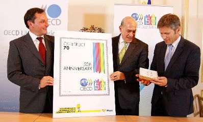 Am 11. Juli 2011 fand eine Pr&auml;sentation einer Sondermarke zur 50-Jahrfeier der OECD. Im Bild (v.l.n.r.) Leiter der Philatelie der Post AG Wolfgang Lesiak, OECD-Generalsekret&auml;r Angel Gurria und Staatssekret&auml;r Josef Ostermayer in Vertretung des Bundeskanzlers.