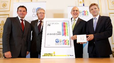 Am 11. Juli 2011 fand eine Pr&auml;sentation einer Sondermarke zur 50-Jahrfeier der OECD. Im Bild (v.l.n.r.) Leiter der Philatelie der Post AG Wolfgang Lesiak, Botschafter Wolfgang Petritsch, OECD-Generalsekret&auml;r Angel Gurria und Staatssekret&auml;r Josef Ostermayer in Vertretung des Bundeskanzlers.