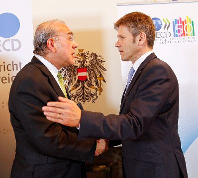 Am 11. Juli 2011 fand eine Pr&auml;sentation einer Sondermarke zur 50-Jahrfeier der OECD. Im Bild OECD-Generalsekret&auml;r Angel Gurria (l.) und Staatssekret&auml;r Josef Ostermayer (r.) in Vertretung des Bundeskanzlers.