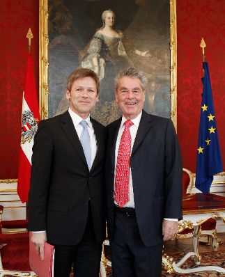 Am 13. April 2011 empfing Bundespr&auml;sident Heinz Fischer (r.) Staatssekret&auml;r Josef Ostermayer (l.) zu einem Gespr&auml;ch in der Pr&auml;sidentschaftskanzlei. Der Staatssekret&auml;r informierte &uuml;ber den aktuellen Stand in der Diskussion zur K&auml;rntner Ortstafelfrage und den weiteren Fahrplan.