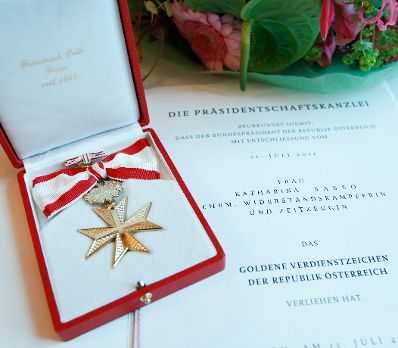 Am 12. Oktober 2011 &uuml;berreichte Staatssekret&auml;r Josef Ostermayer der Widerstandsk&auml;mpferin K&auml;the Sasso das Goldene Verdienstzeichen der Republik &Ouml;sterreich.