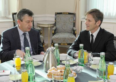 Am 16. Dezember 2011 empfing Staatssekret&auml;r Josef Ostermayer (r.) den Vizepremierminister der Republik Mazedonien, Musa Xhaferi (l.) zu einem Gespr&auml;ch im Bundeskanzleramt.