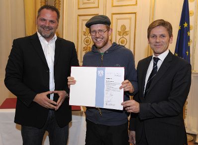 Am 25. November 2011 &uuml;berreichte Staatssekret&auml;r Josef Ostermayer im Bundeskanzleramt Zertifikate an die neu ausgebildeten Mauthausen-Guides.