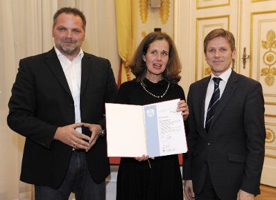 Am 25. November 2011 &uuml;berreichte Staatssekret&auml;r Josef Ostermayer im Bundeskanzleramt Zertifikat an die neu ausgebildeten Mauthausen-Guides.