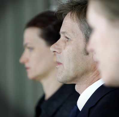 Am 21. M&auml;rz 2012 pr&auml;sentierte Staatssekret&auml;r Josef Ostermayer (m.) mit Vorsitzender des Beirates f&uuml;r Baukultur Prof. Bettina G&ouml;tz (r.) und Autorin Renate Hammer (l.) den 2. &Ouml;sterreichischen Baukulturreport im Volksgarten Pavillion.