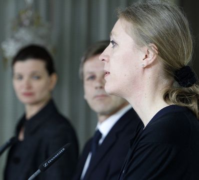 Am 21. M&auml;rz 2012 pr&auml;sentierte Staatssekret&auml;r Josef Ostermayer (m.) mit Vorsitzender des Beirates f&uuml;r Baukultur Prof. Bettina G&ouml;tz (r.) und Autorin Renate Hammer (l.) den 2. &Ouml;sterreichischen Baukulturreport im Volksgarten Pavillion.
