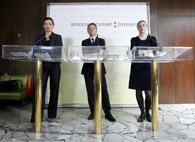 Am 21. M&auml;rz 2012 pr&auml;sentierte Staatssekret&auml;r Josef Ostermayer (m.) mit Vorsitzender des Beirates f&uuml;r Baukultur Prof. Bettina G&ouml;tz (r.) und Autorin Renate Hammer (l.) den 2. &Ouml;sterreichischen Baukulturreport im Volksgarten Pavillion.