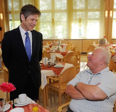 Am 26. April 2012 besuchte Staatssekret&auml;r Josef Ostermayer das Pensionistenwohnhaus Trazerberg.