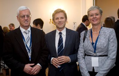 Am 10. September 2012 fand im Bundeskanzleramt ein Empfang zum Internationalen Kongress der Verfassungsgerichtsh&ouml;fe statt. Im Bild Staatssekret&auml;r Josef Ostermayer (m.) und der Pr&auml;sident des Verfassungsgerichtshofes Gerhart Holzinger mit Ehefrau Karin.