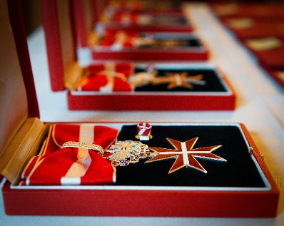 Am 12. September 2012 &uuml;berreichte Staatssekret&auml;r Josef Ostermayer das Gro&szlig;e Silberne Ehrenzeichen f&uuml;r Verdienste um die Republik &Ouml;sterreich an Botschafter Valentin Inzko, Heinz Stritzl, Bernard Sadovnik, Josef Feldner und Marjan Sturm f&uuml;r die Ortstafell&ouml;sung in K&auml;rnten.