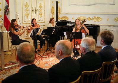 Am 12. September 2012 &uuml;berreichte Staatssekret&auml;r Josef Ostermayer das Gro&szlig;e Silberne Ehrenzeichen f&uuml;r Verdienste um die Republik &Ouml;sterreich an Botschafter Valentin Inzko, Heinz Stritzl, Bernard Sadovnik, Josef Feldner und Marjan Sturm f&uuml;r die Ortstafell&ouml;sung in K&auml;rnten.
