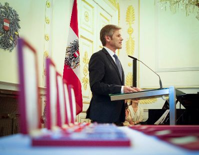 Am 12. September 2012 &uuml;berreichte Staatssekret&auml;r Josef Ostermayer (im Bild) das Gro&szlig;e Silberne Ehrenzeichen f&uuml;r Verdienste um die Republik &Ouml;sterreich an Botschafter Valentin Inzko, Heinz Stritzl, Bernard Sadovnik, Josef Feldner und Marjan Sturm f&uuml;r die Ortstafell&ouml;sung in K&auml;rnten.