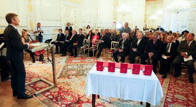 Am 12. September 2012 &uuml;berreichte Staatssekret&auml;r Josef Ostermayer das Gro&szlig;e Silberne Ehrenzeichen f&uuml;r Verdienste um die Republik &Ouml;sterreich an Botschafter Valentin Inzko, Heinz Stritzl, Bernard Sadovnik, Josef Feldner und Marjan Sturm f&uuml;r die Ortstafell&ouml;sung in K&auml;rnten.