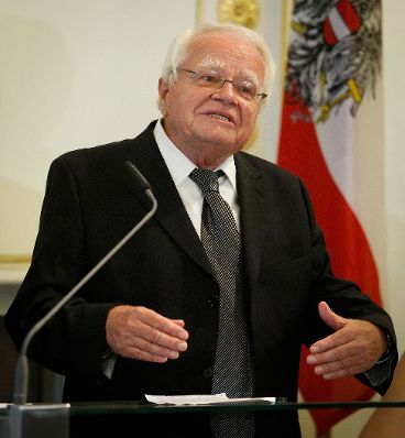 Am 12. September 2012 &uuml;berreichte Staatssekret&auml;r Josef Ostermayer das Gro&szlig;e Silberne Ehrenzeichen f&uuml;r Verdienste um die Republik &Ouml;sterreich an Botschafter Valentin Inzko, Heinz Stritzl, Bernard Sadovnik, Josef Feldner (im Bild) und Marjan Sturm f&uuml;r die Ortstafell&ouml;sung in K&auml;rnten.