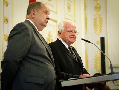 Am 12. September 2012 &uuml;berreichte Staatssekret&auml;r Josef Ostermayer das Gro&szlig;e Silberne Ehrenzeichen f&uuml;r Verdienste um die Republik &Ouml;sterreich an Botschafter Valentin Inzko, Heinz Stritzl, Bernard Sadovnik, Josef Feldner (r.) und Marjan Sturm (l.) f&uuml;r die Ortstafell&ouml;sung in K&auml;rnten.