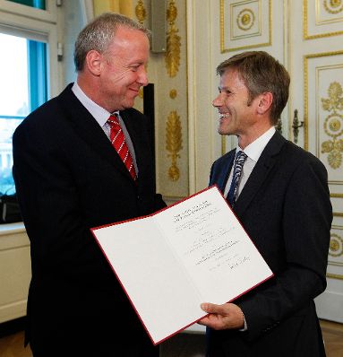 Am 12. September 2012 &uuml;berreichte Staatssekret&auml;r Josef Ostermayer (r.) das Gro&szlig;e Silberne Ehrenzeichen f&uuml;r Verdienste um die Republik &Ouml;sterreich an Botschafter Valentin Inzko, Heinz Stritzl, Bernard Sadovnik (l.), Josef Feldner und Marjan Sturm f&uuml;r die Ortstafell&ouml;sung in K&auml;rnten.