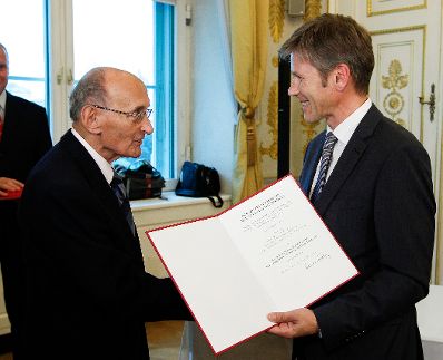 Am 12. September 2012 &uuml;berreichte Staatssekret&auml;r Josef Ostermayer (r.) das Gro&szlig;e Silberne Ehrenzeichen f&uuml;r Verdienste um die Republik &Ouml;sterreich an Botschafter Valentin Inzko, Heinz Stritzl (l.), Bernard Sadovnik, Josef Feldner und Marjan Sturm f&uuml;r die Ortstafell&ouml;sung in K&auml;rnten.