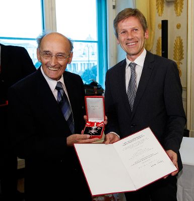 Am 12. September 2012 &uuml;berreichte Staatssekret&auml;r Josef Ostermayer (r.) das Gro&szlig;e Silberne Ehrenzeichen f&uuml;r Verdienste um die Republik &Ouml;sterreich an Botschafter Valentin Inzko, Heinz Stritzl (l.), Bernard Sadovnik, Josef Feldner und Marjan Sturm f&uuml;r die Ortstafell&ouml;sung in K&auml;rnten.