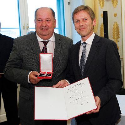 Am 12. September 2012 &uuml;berreichte Staatssekret&auml;r Josef Ostermayer (r.) das Gro&szlig;e Silberne Ehrenzeichen f&uuml;r Verdienste um die Republik &Ouml;sterreich an Botschafter Valentin Inzko, Heinz Stritzl, Bernard Sadovnik, Josef Feldner und Marjan Sturm (l.) f&uuml;r die Ortstafell&ouml;sung in K&auml;rnten.