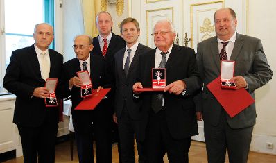 Am 12. September 2012 &uuml;berreichte der Staatssekret&auml;r das Gro&szlig;e Silberne Ehrenzeichen f&uuml;r Verdienste um die Republik &Ouml;sterreich an (v.l.n.r.) Botschafter Valentin Inzko, Heinz Stritzl, Bernard Sadovnik, Josef Ostermayer, Josef Feldner und Marjan Sturm f&uuml;r die Ortstafell&ouml;sung in K&auml;rnten.