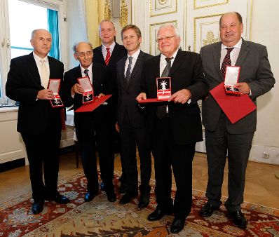 Am 12. September 2012 &uuml;berreichte der Staatssekret&auml;r das Gro&szlig;e Silberne Ehrenzeichen f&uuml;r Verdienste um die Republik &Ouml;sterreich an (v.l.n.r.) Botschafter Valentin Inzko, Heinz Stritzl, Bernard Sadovnik, Josef Ostermayer, Josef Feldner und Marjan Sturm f&uuml;r die Ortstafell&ouml;sung in K&auml;rnten.
