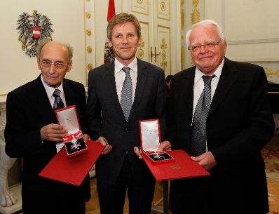 Am 12. September 2012 &uuml;berreichte Staatssekret&auml;r Josef Ostermayer (m.) das Gro&szlig;e Silberne Ehrenzeichen f&uuml;r Verdienste um die Republik &Ouml;sterreich an Botschafter Valentin Inzko (l.), Heinz Stritzl, Bernard Sadovnik, Josef Feldner (r.) und Marjan Sturm f&uuml;r die Ortstafell&ouml;sung in K&auml;rnten.