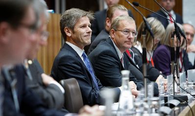 Am 10. Oktober 2012 hielt der Staatssekret&auml;r eine Rede bei der Parlamentarischen Enquete: &quot;Zukunft Land: Trends, Herausforderungen und L&ouml;sungen&quot; im Parlament.Im Bild (v.l.n.r.) Landeshauptmann-Stellvertreter Anton Steixner, Abgeordneter Jakob Auer, Sektionschef Stefan Imhof, Robert Schreiber, B&uuml;rgermeister Helmut M&ouml;dlhammer, Gesch&auml;ftsf&uuml;hrer des KDZ Peter Biwald, Staatssekret&auml;r Josef Ostermayer, Werner Beutelmeyer, B&uuml;rgermeister Bernhard M&uuml;ller, AK-Wien Iris Strutzmann, Organisationsassistentin - Zentrum f&uuml;r Management im Gesundheitswesen Gerlinde Weber und Kommunikation Land Steiermark Helmut Hirt.
