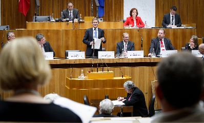 Am 10. Oktober 2012 hielt der Staatssekret&auml;r eine Rede bei der Parlamentarischen Enquete: &quot;Zukunft Land: Trends, Herausforderungen und L&ouml;sungen&quot; im Parlament. Im Bild (v.l.n.r.) B&uuml;rgermeister Helmut M&ouml;dlhammer, Gesch&auml;ftsf&uuml;hrer des KDZ Peter Biwald, Staatssekret&auml;r Josef Ostermayer, Werner Beutelmeyer, B&uuml;rgermeister Bernhard M&uuml;ller und AK-Wien Iris Strutzmann.