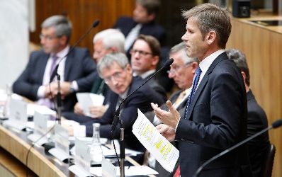 Am 10. Oktober 2012 hielt der Staatssekret&auml;r eine Rede bei der Parlamentarischen Enquete: &quot;Zukunft Land: Trends, Herausforderungen und L&ouml;sungen&quot; im Parlament. Im Bild (v.l.n.r.) Landeshauptmann-Stellvertreter Anton Steixner, Abgeordneter Jakob Auer, Sektionschef Stefan Imhof, Robert Schreiber, B&uuml;rgermeister Helmut M&ouml;dlhammer, Gesch&auml;ftsf&uuml;hrer des KDZ Peter Biwald und Staatssekret&auml;r Josef Ostermayer.