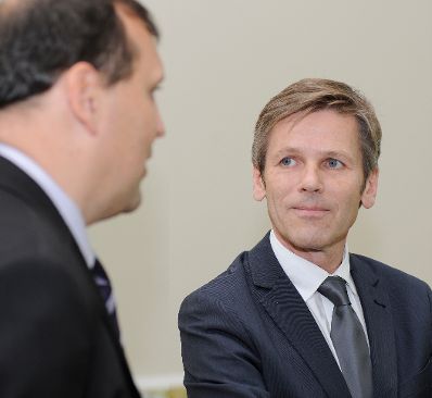 Am 8. November 2012 empfing Staatssekret&auml;r Josef Ostermayer (r.) die Gewinner der &quot;Cyber Security Challenge 2012&quot; im Bundeskanzleramt.