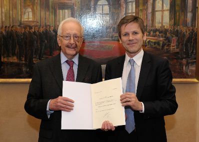 Am 1. Februar 2013 &uuml;berreichte Staatssekret&auml;r Josef Ostermayer (r.) Dekrete an Mitglieder des Unabh&auml;ngigen Parteientransparenzsenats. Im Bild mit Ludwig Adamovich (l.), Vorsitzender des Unabh&auml;ngigen Parteientransparenzsenat.