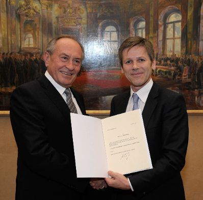 Am 1. Februar 2013 &uuml;berreichte Staatssekret&auml;r Josef Ostermayer (r.) Dekrete an Mitglieder des Unabh&auml;ngigen Parteientransparenzsenats. Im Bild mit Gunter Gruber (l.), Vorsitzenden-Stellvertreter des Unabh&auml;ngigen Parteientransparenzsenat.
