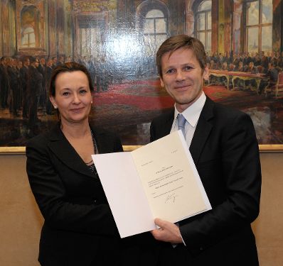 Am 1. Februar 2013 &uuml;berreichte Staatssekret&auml;r Josef Ostermayer (r.) Dekrete an Mitglieder des Unabh&auml;ngigen Parteientransparenzsenats. Im Bild mit Marcella Prunbauer-Glaser (l.), Mitglied des Unabh&auml;ngigen Parteientransparenzsenat.
