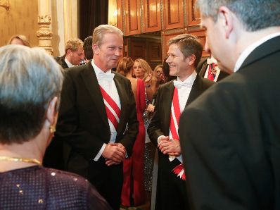 Am 7. Februar 2013 fand der Wiener Opernball statt. Im Bild Staatssekret&auml;r Josef Ostermayer (r.) mit Wirtschaftsminister Reinhold Mitterlehner (l.).