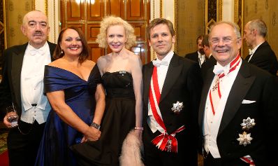 Am 7. Februar 2013 fand der Wiener Opernball statt. (v.l.n.r.) Georg Springer, Anica Matzka-Dojder, Sunnyi Melles, Staatssekret&auml;r Josef Ostermayer und Sektionschef Manfred Matzka.