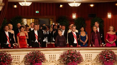 Am 7. Februar 2013 fand der Wiener Opernball statt. (vorne v.r.n.l.) Verkehrsministerin Doris Bures, Unterrichtsministerin Claudia Schmied, Bundespr&auml;sident Heinz Fischer mit Ehefrau Margit, Vizekanzler Michael Spindelegger mit Ehefrau Margit und Staatssekret&auml;r Josef Ostermayer.