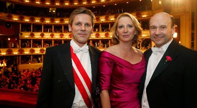 Am 7. Februar 2013 fand der Wiener Opernball statt. Im Bild (v.l.n.r.) Staatssekret&auml;r Josef Ostermayer, Verkehrsministerin Doris Bures und Operndirektor Dominique Meyer.