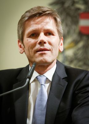 Am 13. M&auml;rz 2013 &uuml;berreichte Staatssekret&auml;r Josef Ostermayer (im Bild) das Goldene Ehrenzeichen f&uuml;r Verdienste um die Republik &Ouml;sterreich an Hans Gasser im Bundeskanzleramt.