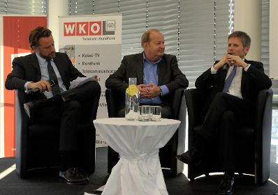 Am 10. April 2013 hielt Staatssekret&auml;r Josef Ostermayer bei der Fachveranstaltung &bdquo;15 Jahre Privatradio in &Ouml;sterreich&ldquo; die Begr&uuml;&szlig;ungsrede. Im Bild bei der Podiumsdiskussion &quot;Wie viel Privatradio braucht der Markt?&quot;.