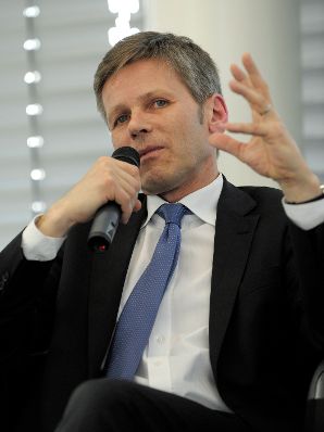 Am 10. April 2013 hielt Staatssekret&auml;r Josef Ostermayer bei der Fachveranstaltung &bdquo;15 Jahre Privatradio in &Ouml;sterreich&ldquo; die Begr&uuml;&szlig;ungsrede. Im Bild bei der Podiumsdiskussion &quot;Wie viel Privatradio braucht der Markt?&quot;.