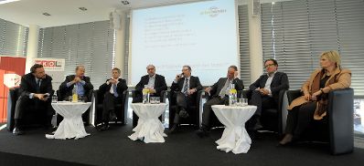 Am 10. April 2013 hielt Staatssekret&auml;r Josef Ostermayer bei der Fachveranstaltung &bdquo;15 Jahre Privatradio in &Ouml;sterreich&ldquo; die Begr&uuml;&szlig;ungsrede. Im Bild bei der Podiumsdiskussion &quot;Wie viel Privatradio braucht der Markt?&quot;.