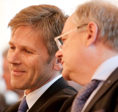 Am 28. Juni 2013 bestellte der Bundeskanzler Vertreterinnen und Vertreter der Wirtschaft zu Mitgliedern der bei der Bundesanstalt &quot;Statistik &Ouml;sterreich&quot; eingerichteten Wirtschaftskurie. Damit haben sie das Recht, die Bezeichnung &quot;Kommerzialrat f&uuml;r die Statistik&quot; zu f&uuml;hren. Die Dekrete wurden von Staatssekret&auml;r Josef Ostermayer (l.) &uuml;berreicht. Im Bild mit Sektionschef Manfred Matzka (r.).