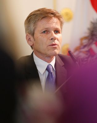 Am 28. Juni 2013 bestellte der Bundeskanzler Vertreterinnen und Vertreter der Wirtschaft zu Mitgliedern der bei der Bundesanstalt &quot;Statistik &Ouml;sterreich&quot; eingerichteten Wirtschaftskurie. Damit haben sie das Recht, die Bezeichnung &quot;Kommerzialrat f&uuml;r die Statistik&quot; zu f&uuml;hren. Die Dekrete wurden von Staatssekret&auml;r Josef Ostermayer (im Bild) &uuml;berreicht.