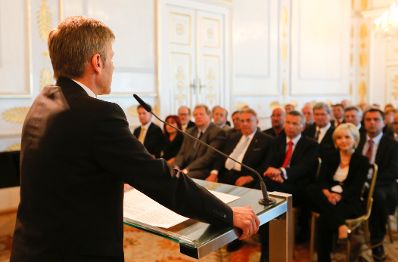 Am 28. Juni 2013 bestellte der Bundeskanzler Vertreterinnen und Vertreter der Wirtschaft zu Mitgliedern der bei der Bundesanstalt &quot;Statistik &Ouml;sterreich&quot; eingerichteten Wirtschaftskurie. Damit haben sie das Recht, die Bezeichnung &quot;Kommerzialrat f&uuml;r die Statistik&quot; zu f&uuml;hren. Die Dekrete wurden von Staatssekret&auml;r Josef Ostermayer (im Bild) &uuml;berreicht.