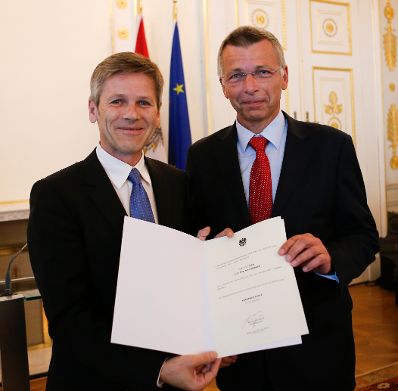 Am 28. Juni 2013 bestellte der Bundeskanzler Vertreterinnen und Vertreter der Wirtschaft zu Mitgliedern der bei der Bundesanstalt &quot;Statistik &Ouml;sterreich&quot; eingerichteten Wirtschaftskurie. Damit haben sie das Recht, die Bezeichnung &quot;Kommerzialrat f&uuml;r die Statistik&quot; zu f&uuml;hren. Im Bild Staatssekret&auml;r Josef Ostermayer (l.) bei der Dekret&uuml;berreichung an Josef Berger (r.).