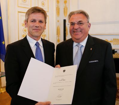 Am 28. Juni 2013 bestellte der Bundeskanzler Vertreterinnen und Vertreter der Wirtschaft zu Mitgliedern der bei der Bundesanstalt &quot;Statistik &Ouml;sterreich&quot; eingerichteten Wirtschaftskurie. Damit haben sie das Recht, die Bezeichnung &quot;Kommerzialrat f&uuml;r die Statistik&quot; zu f&uuml;hren. Im Bild Staatssekret&auml;r Josef Ostermayer (l.) bei der Dekret&uuml;berreichung an Anton Burger (r.).